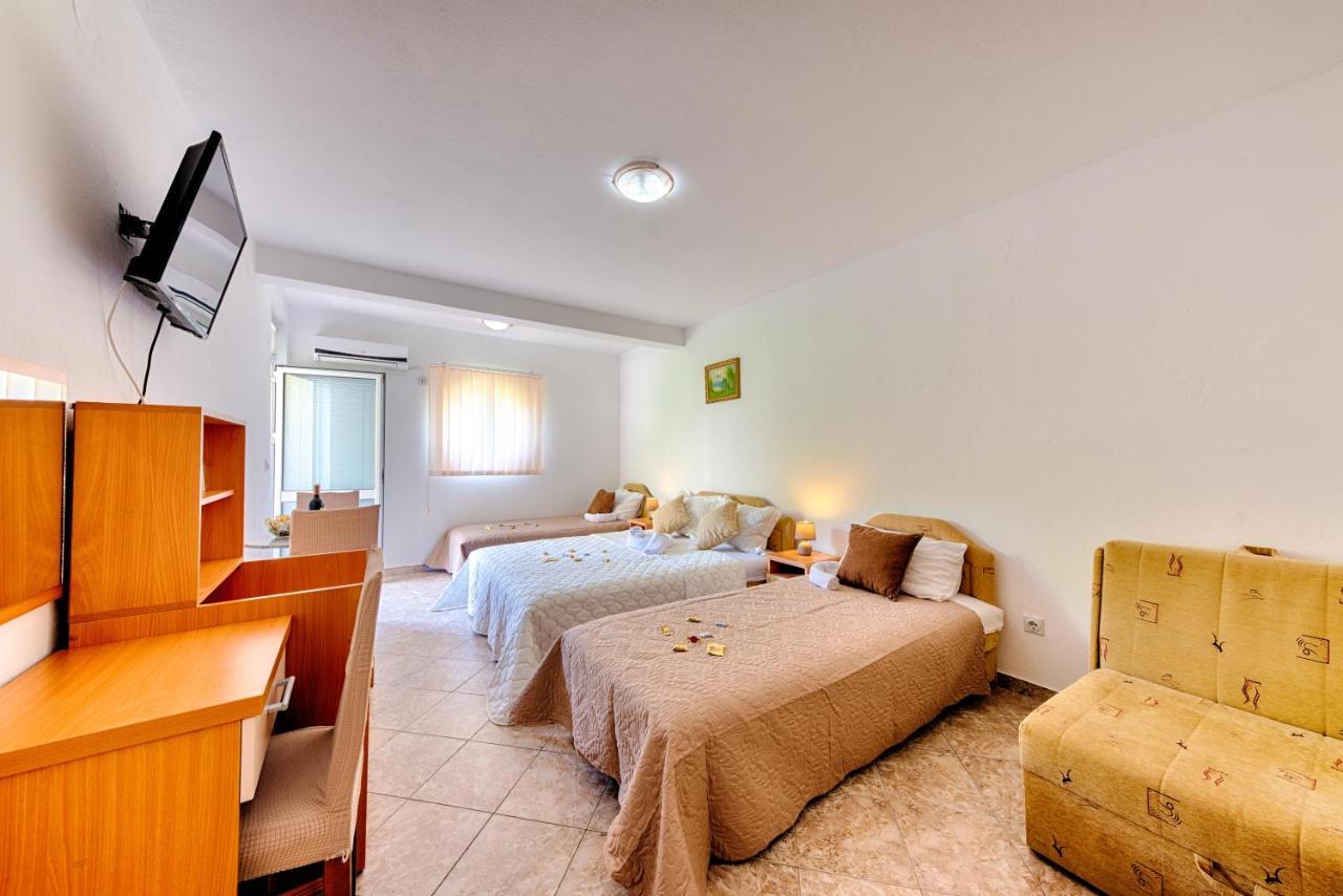 Hotel Dana Canj Exterior photo